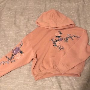 Cropped hoodie w/ embroidered flowers